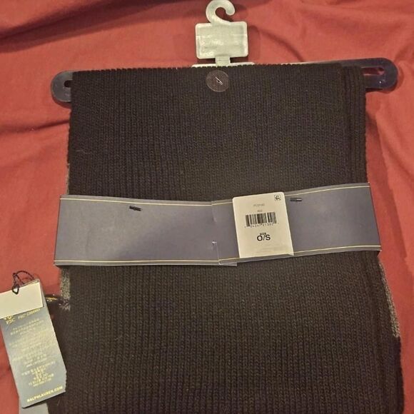 Polo Ralph Lauren Men's Black and Grey Scarf and Hat Set - Picture 5 of 6
